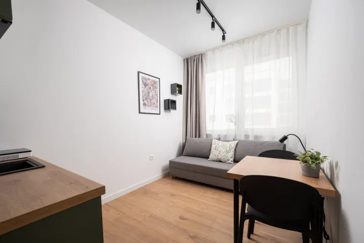Kompaktowe studio przy Akademii Koźmińskiego